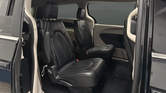 Used 2023 Brilliant Black Crystal Pearlcoat Chrysler Touring L image 24