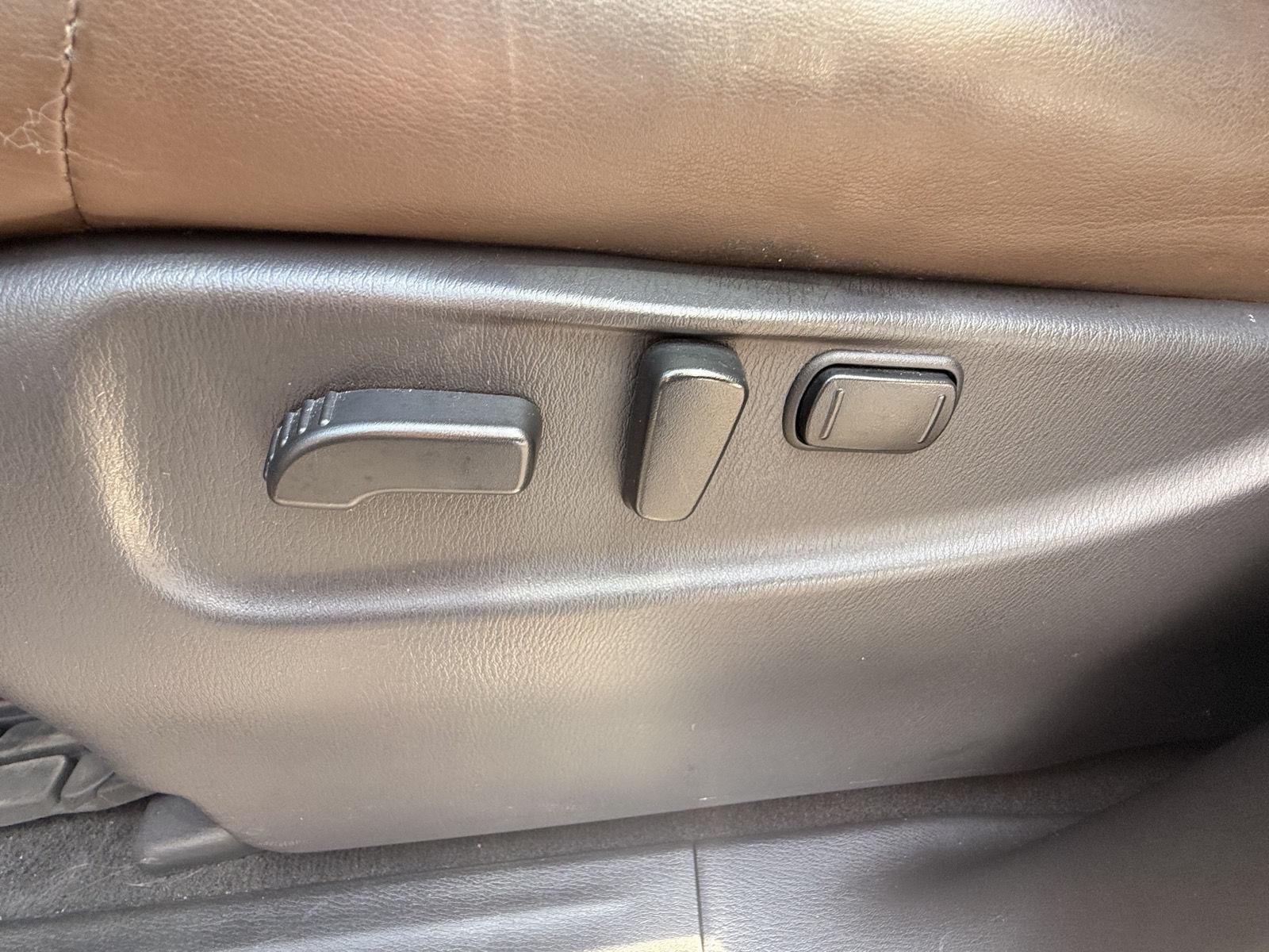 Used 2018 Super Black Nissan Platinum image 16