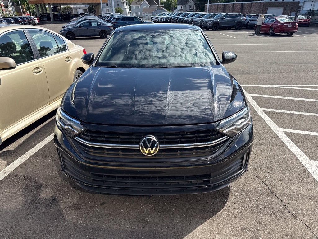 Certified Used 2023  Volkswagen 1.5T Sport image 2
