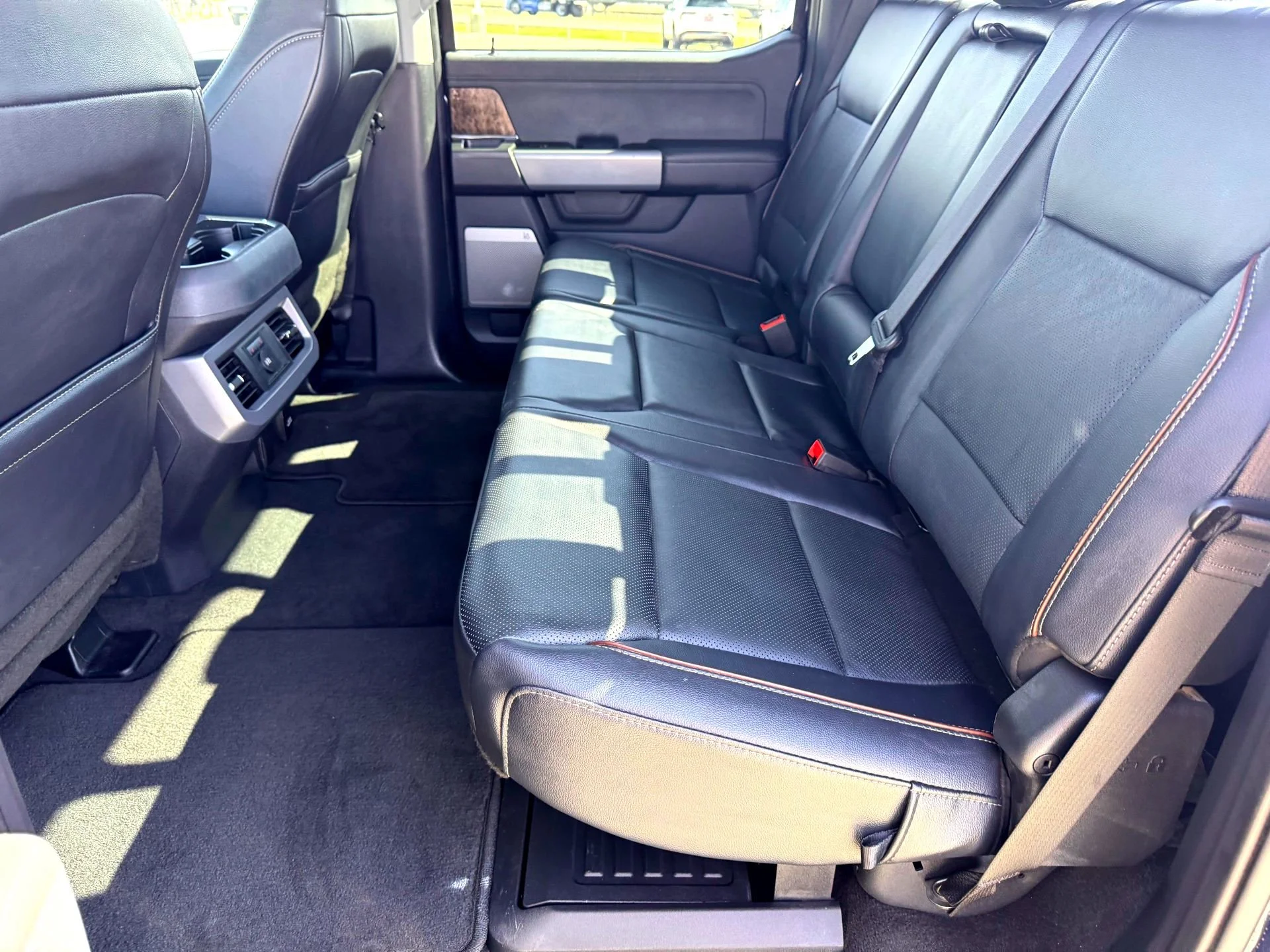 Used 2024  Ford Lariat image 18