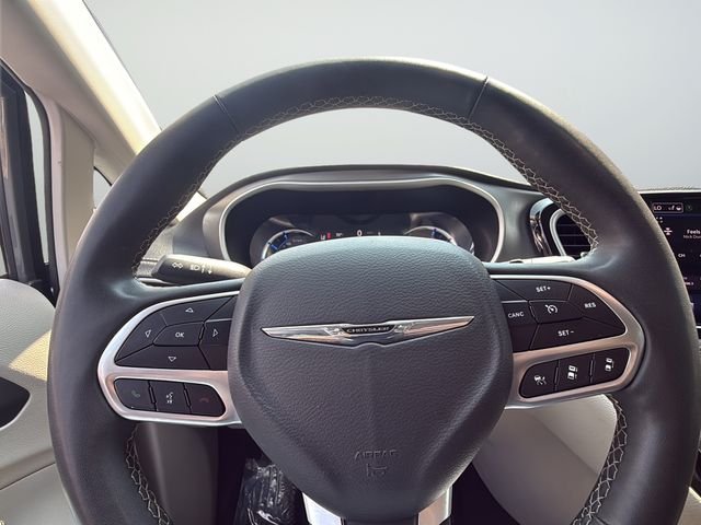 Used 2023 White Chrysler Touring L image 27