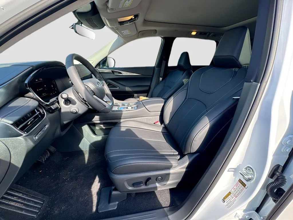 Used 2027 White INFINITI LUXE image 22