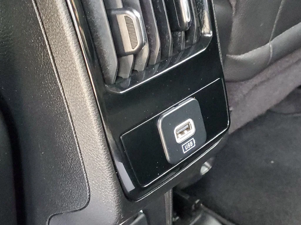 Used 2024  Jeep Limited image 34
