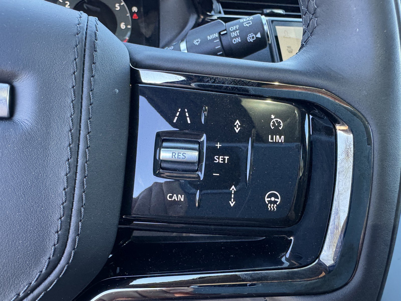 New 2026 Ostuni Pearl White Land Rover Dynamic SE image 23