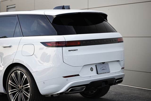 New 2026 Fuji White Land Rover Dynamic SE image 9
