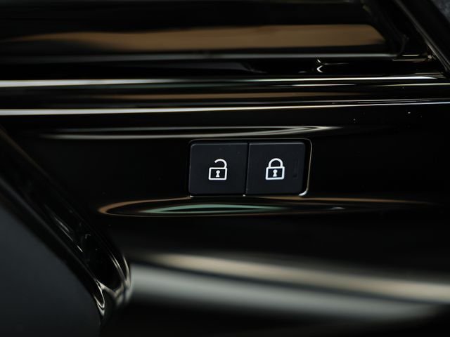 New 2026 Ostuni Pearl White LAND ROVER Dynamic SE image 22