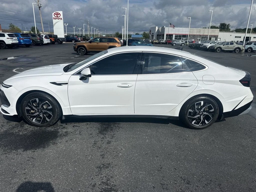 Used 2024 White Hyundai SEL image 5