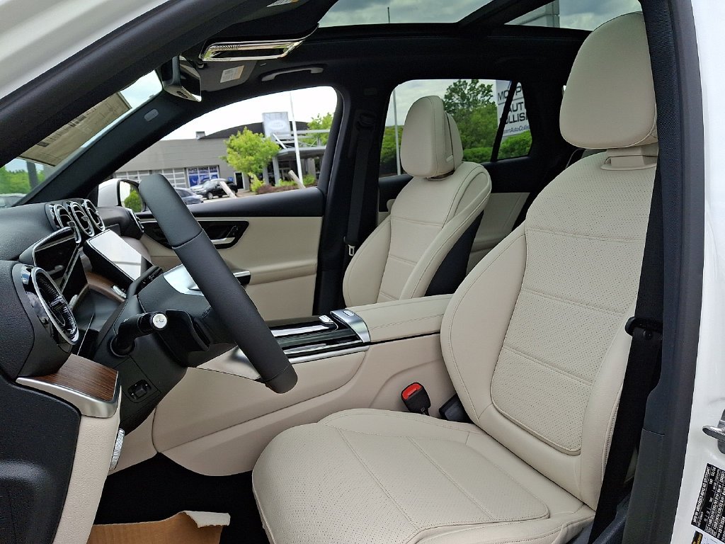 New 2026 Polar White Mercedes-Benz GLC 300 image 11