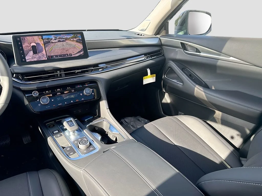 Used 2027 White INFINITI LUXE image 25
