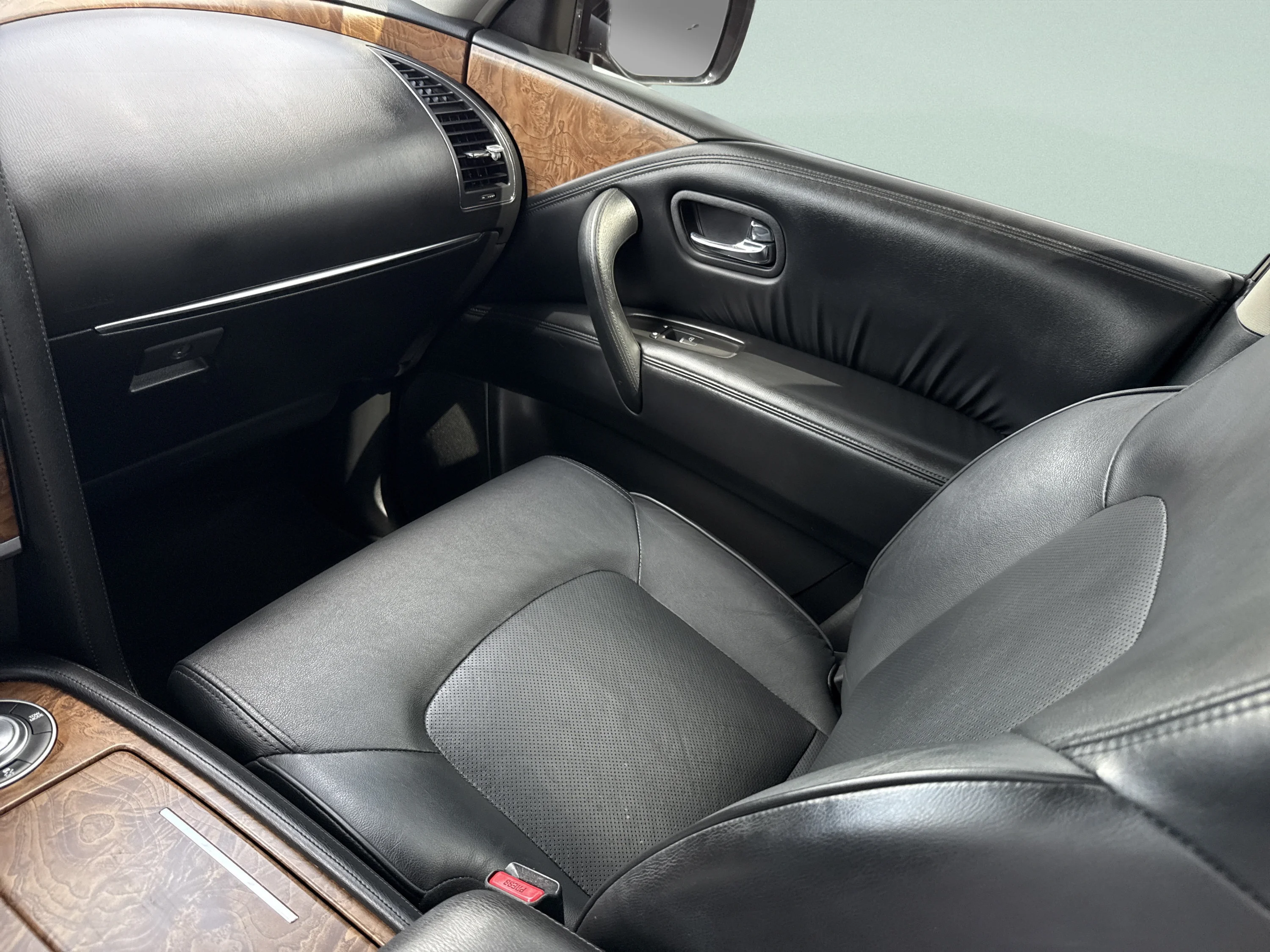 Used 2022 Super Black Nissan SL image 27
