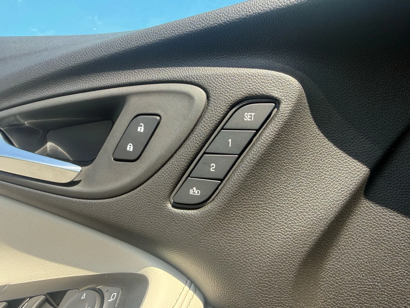 Used 2025 Moonstone Gray Metallic Buick Avenir image 18