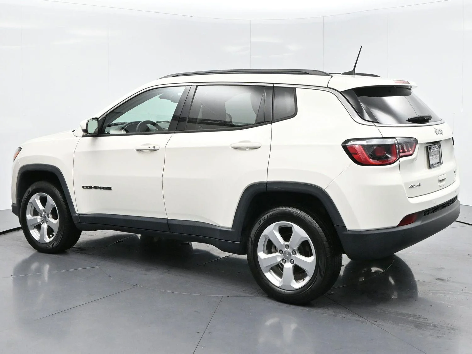Used 2019 White Clearcoat Jeep Latitude image 5