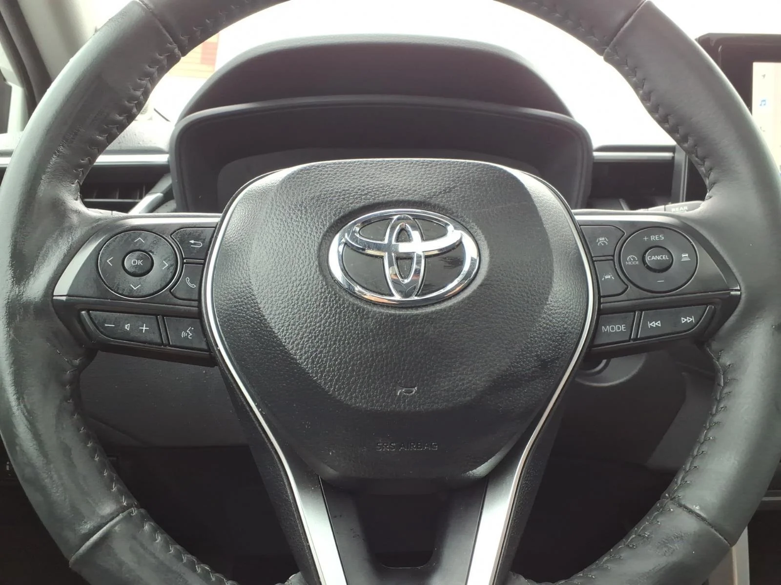 Used 2024 Wind Chill Pearl Toyota LE image 25