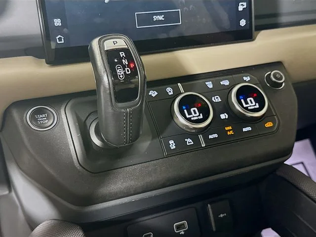 Used 2022 White Land Rover X-Dynamic HSE image 19