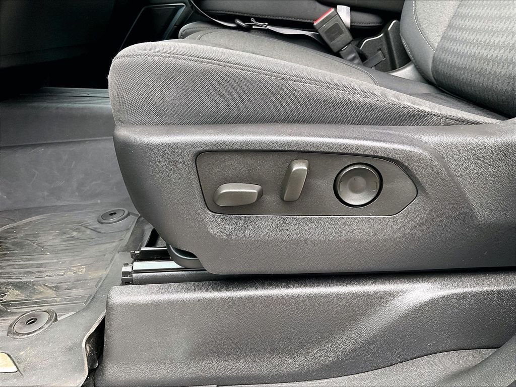 Used 2023 White GMC Elevation image 27
