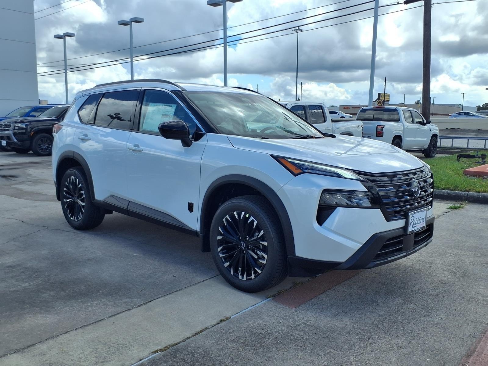 New 2026 Everest White Pearl TriCoat Nissan Dark Armor™ image 3