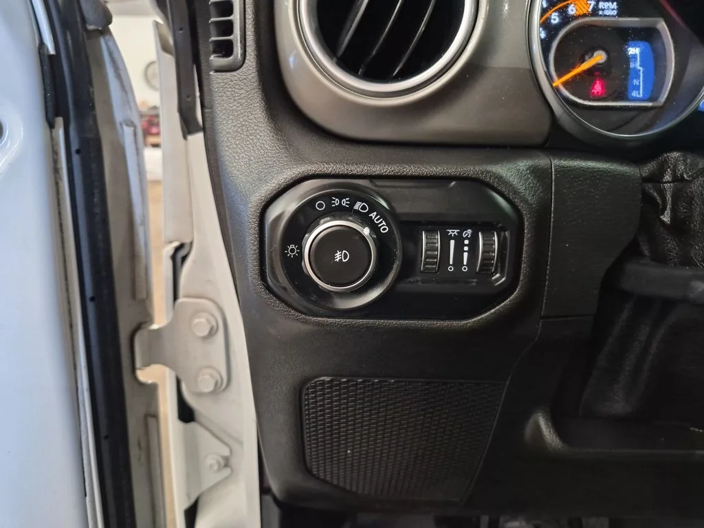 Used 2019 Bright White Clearcoat Jeep Unlimited Sahara image 22