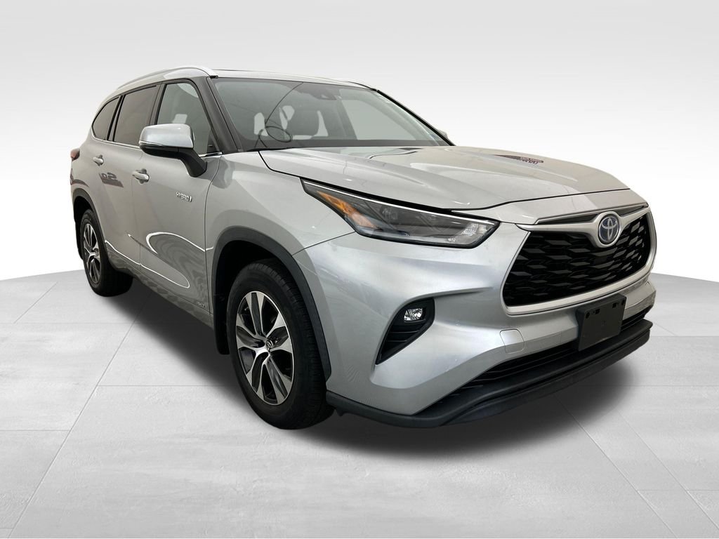 Used 2021 Silver Toyota XLE image 8