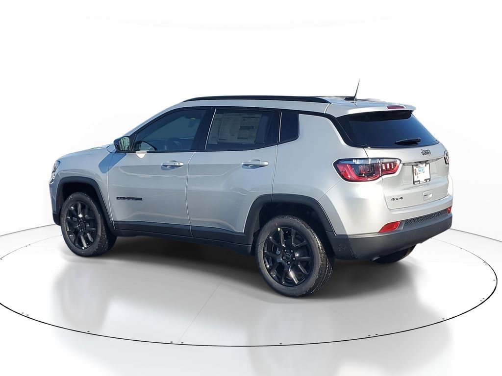 New 2026 Silver Zynith Metallic Clearcoat Jeep Latitude image 3