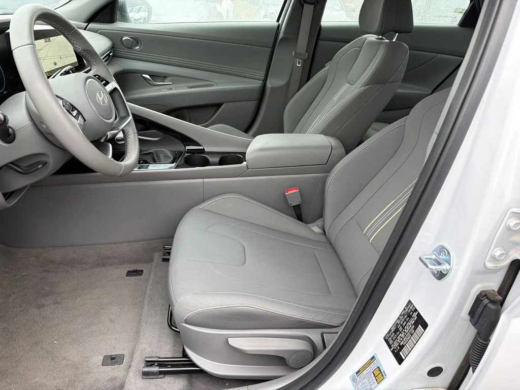 Used 2025 White Hyundai SEL Sport image 9