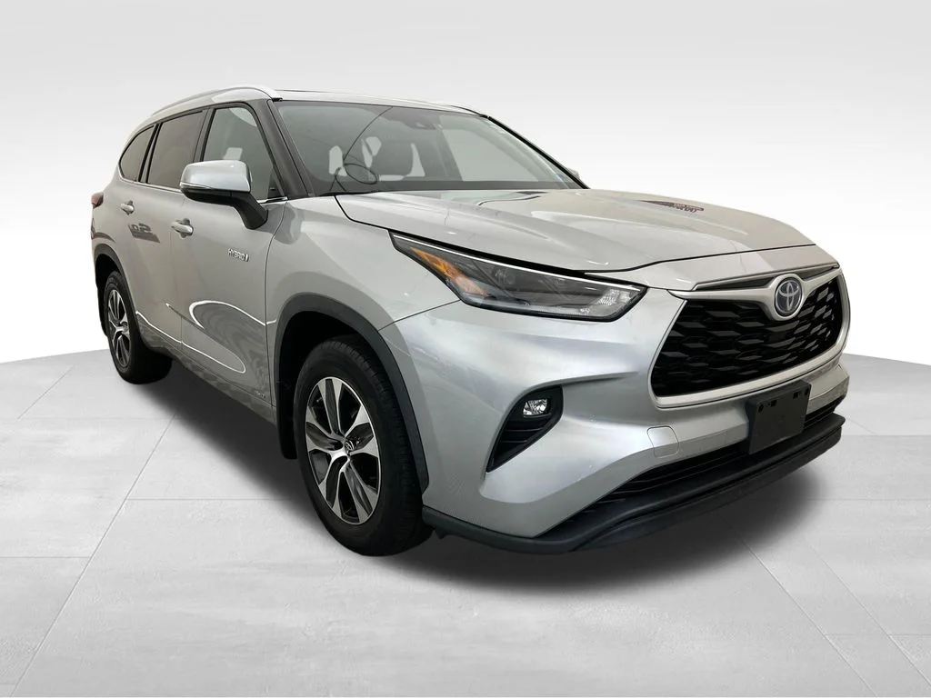 Used 2021 Silver Toyota XLE image 8