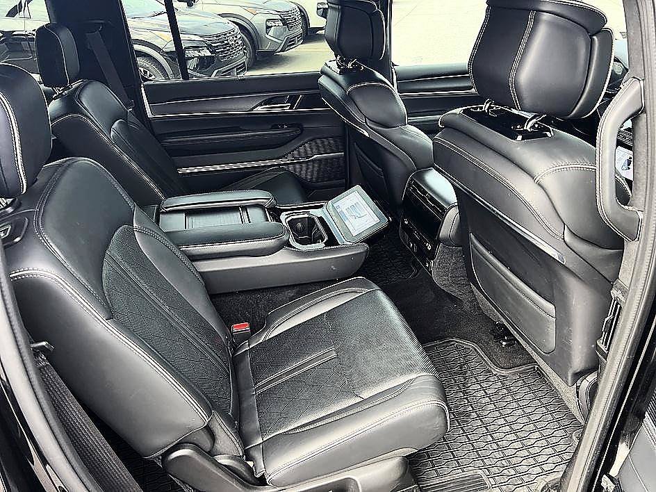 Used 2024 Diamond Black Crystal Pearlcoat Jeep Series II image 19