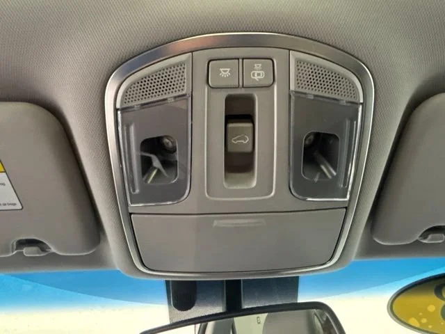 Used 2018 White Hyundai Value image 9