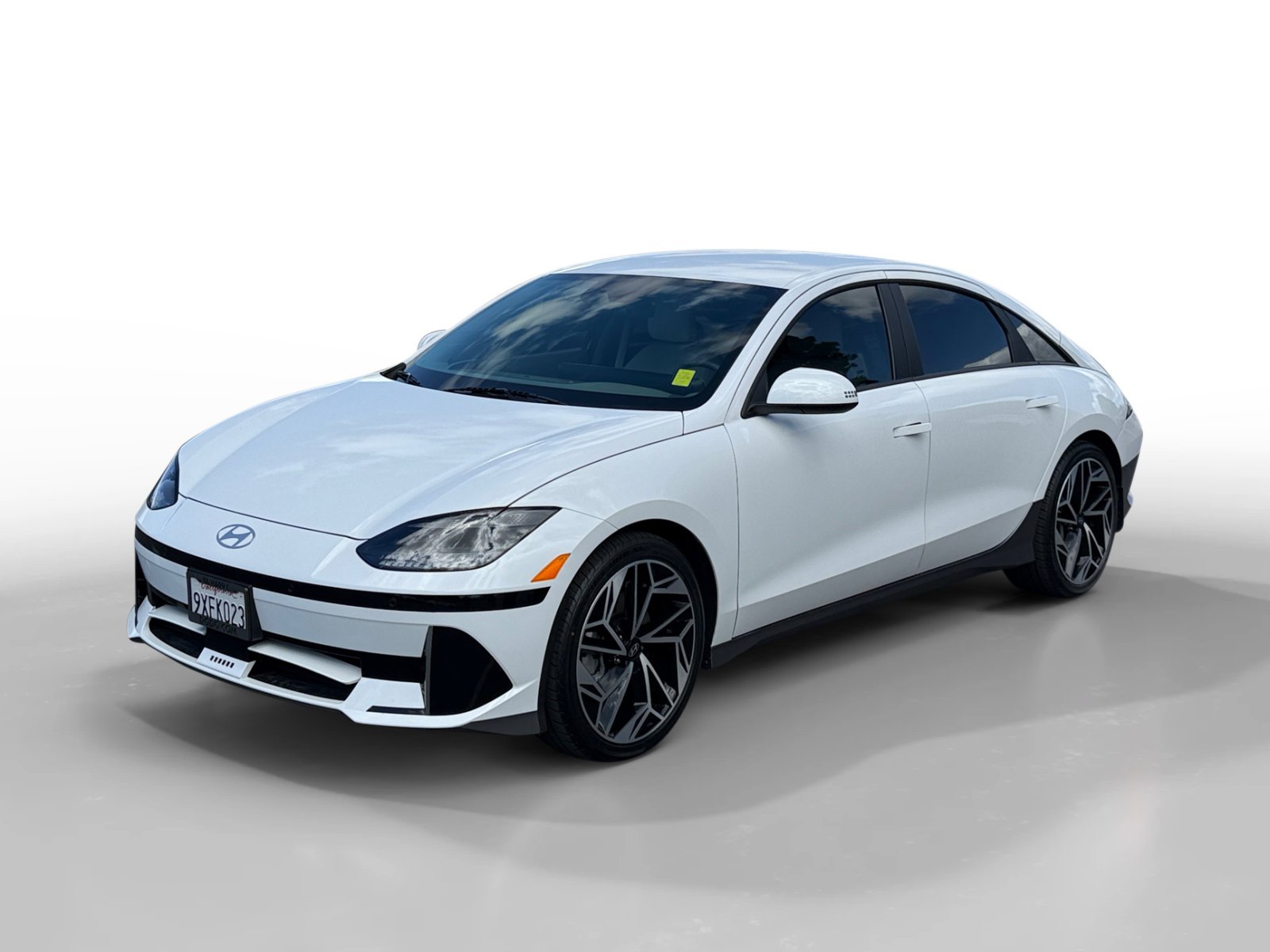 Used 2025 White Hyundai SEL image 1