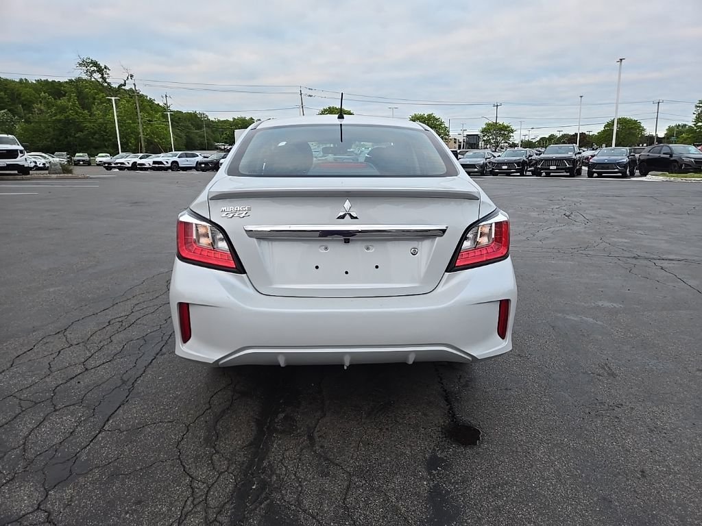 Used 2024  Mitsubishi  image 4