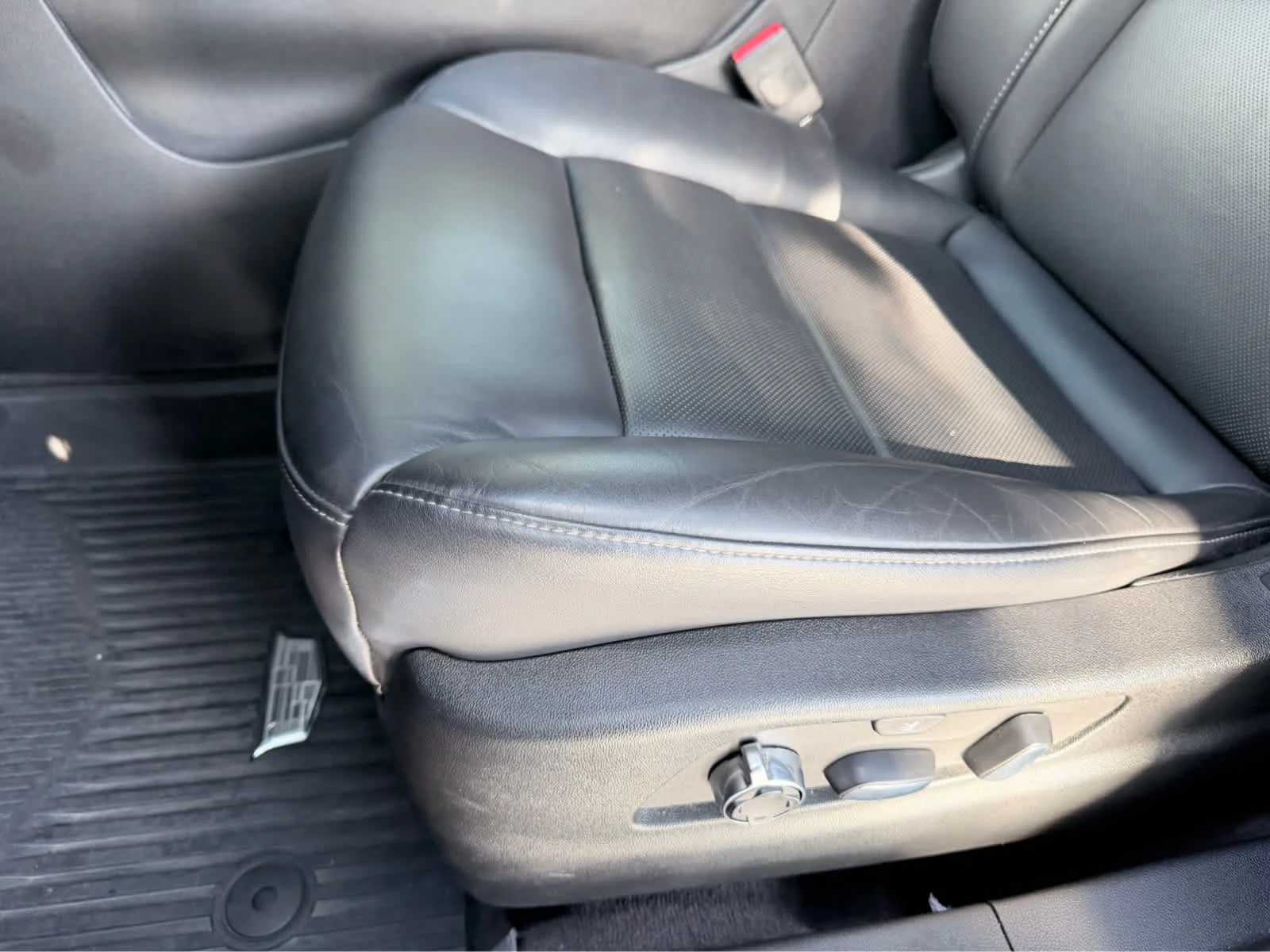 Used 2024 Argent Silver Metallic Cadillac Premium Luxury image 24