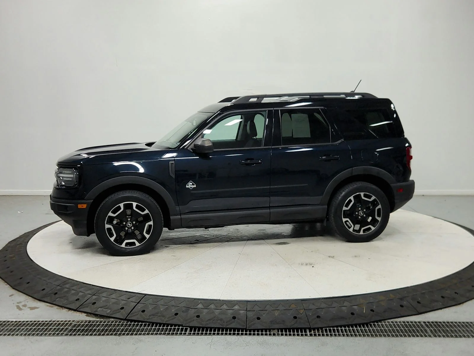 Used 2022 Blue Ford Outer Banks image 5