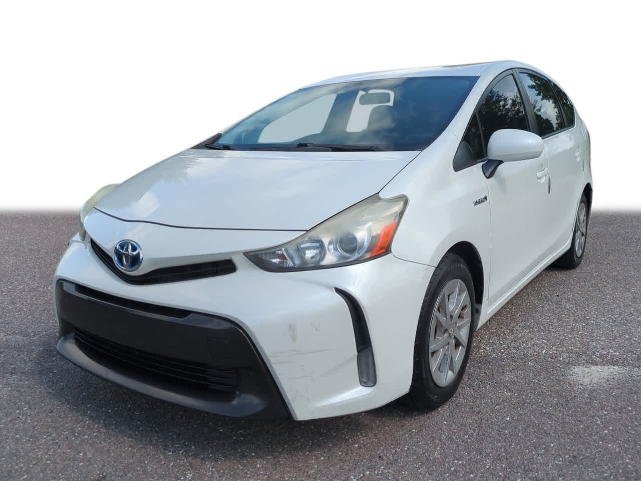 2015 Toyota Prius v Three's photo