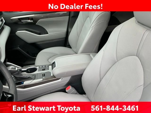 Used 2024  Toyota Limited image 24