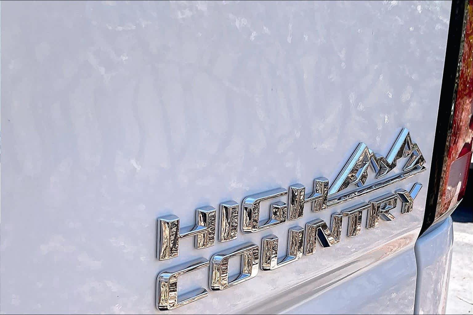 Used 2025 Summit White Chevrolet High Country image 9