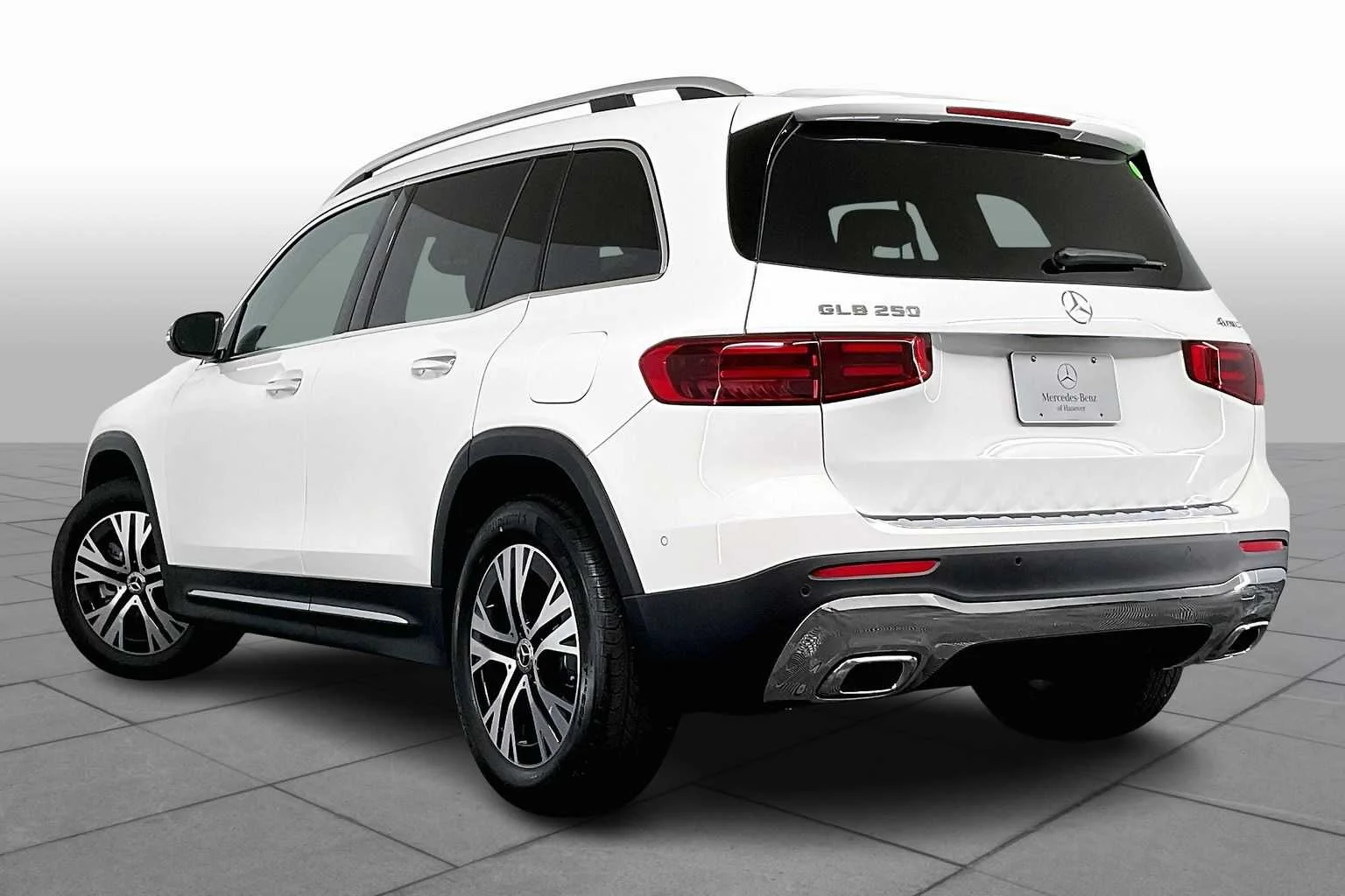 Used 2025 Polar White Mercedes-Benz GLB 250 image 4