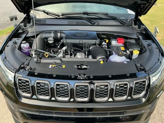 New 2026 Diamond Black Crystal Pearl-Coat Exterior Paint Jeep Latitude image 28