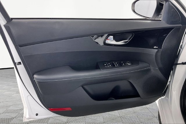 Used 2022 White Kia GT-Line image 18