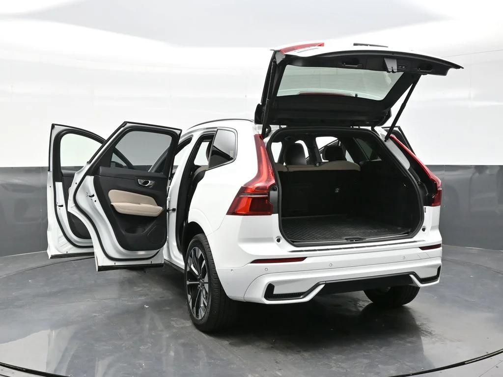 New 2026 Crystal White Volvo Plus image 35