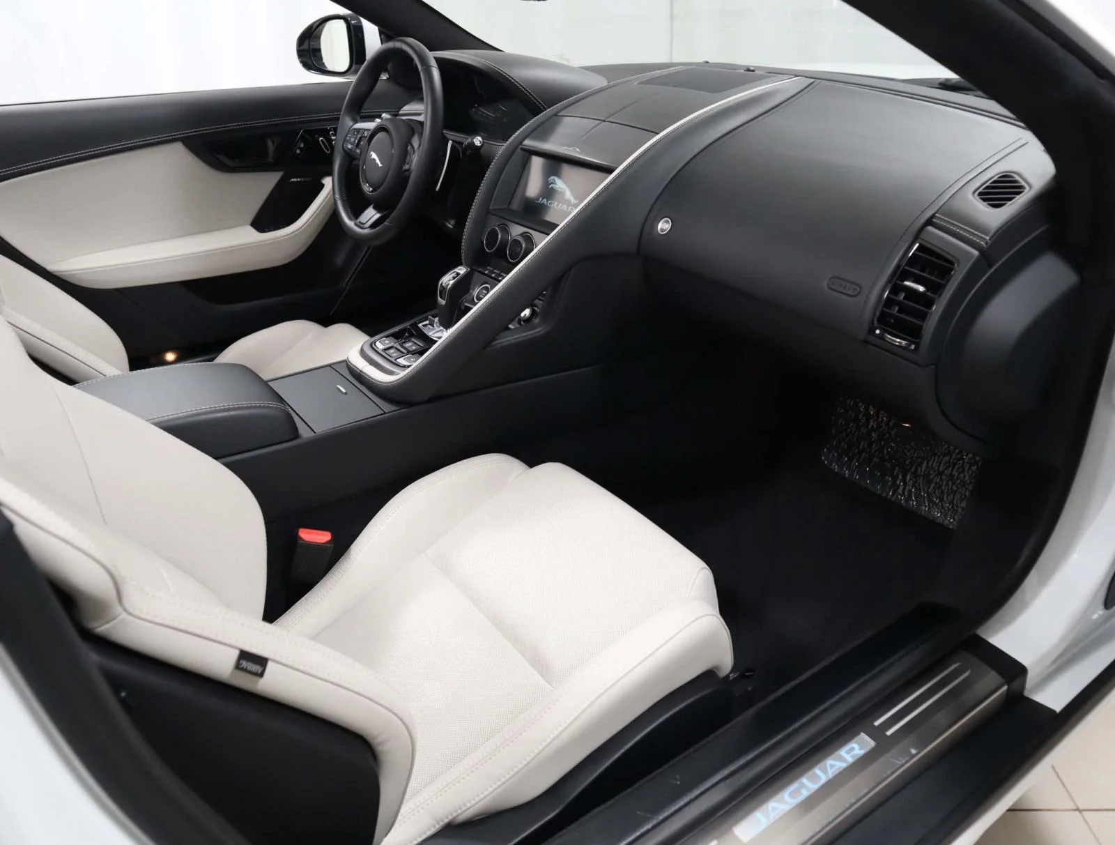 Used 2024 White Jaguar P450 image 18