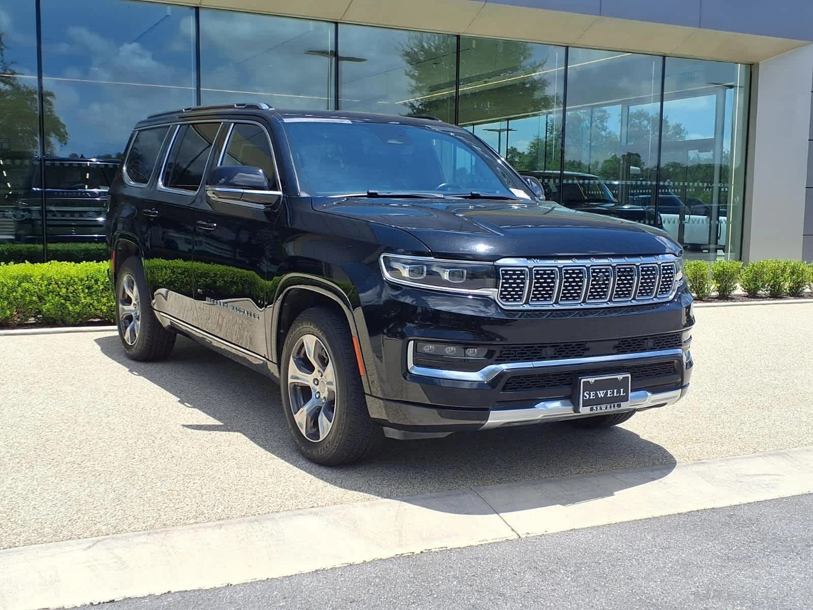 Used 2022 Diamond Black Crystal Pearlcoat Jeep Series I image 4