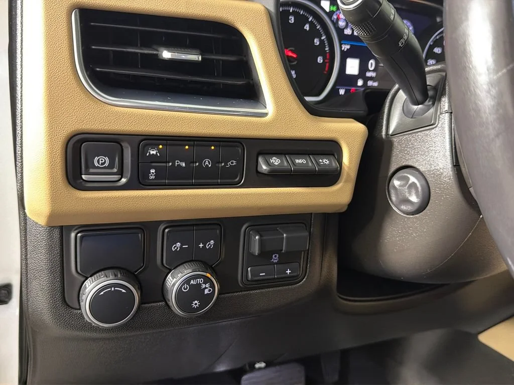 Used 2021 IRIDESCENT PEARL TRICOAT Chevrolet Premier image 20