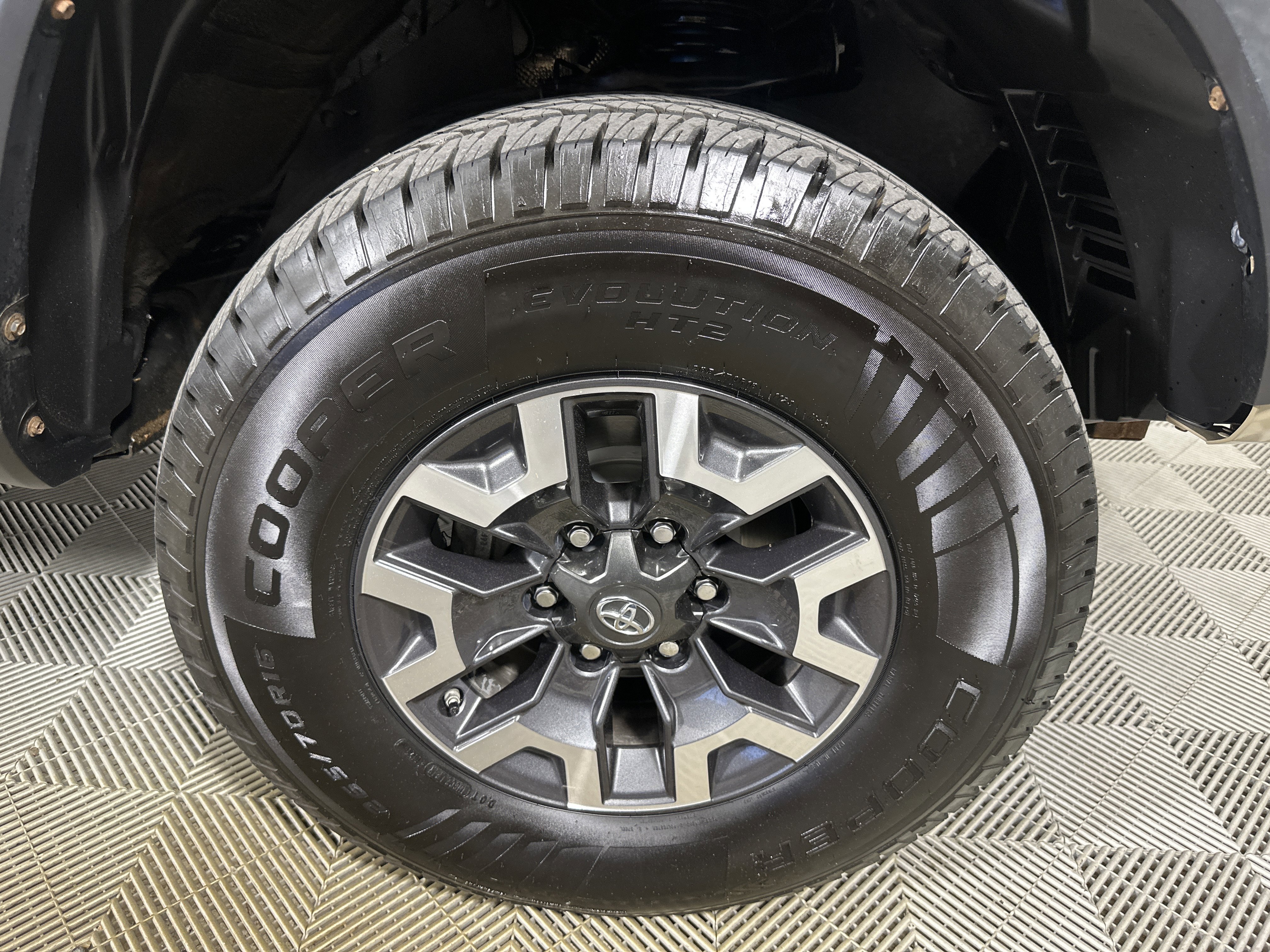 Used 2018  Toyota  image 26