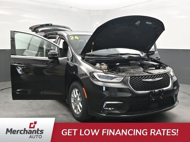 Used 2024 Black Chrysler Touring L image 39