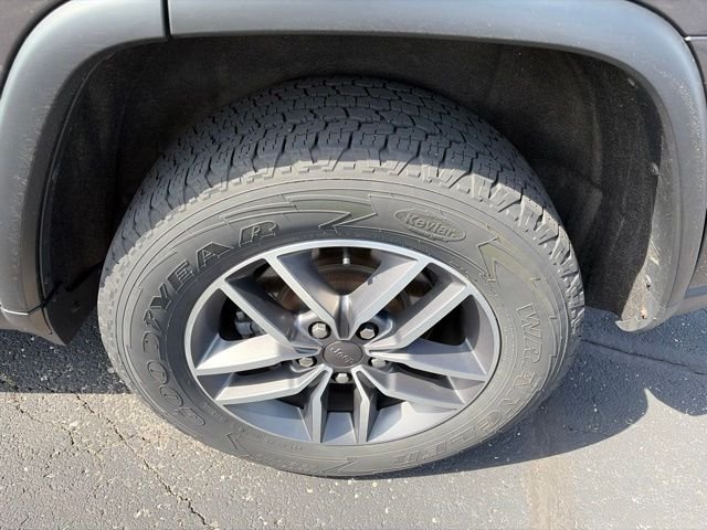 Used 2020 Granite Crystal Metallic Clearcoat Jeep Laredo image 13