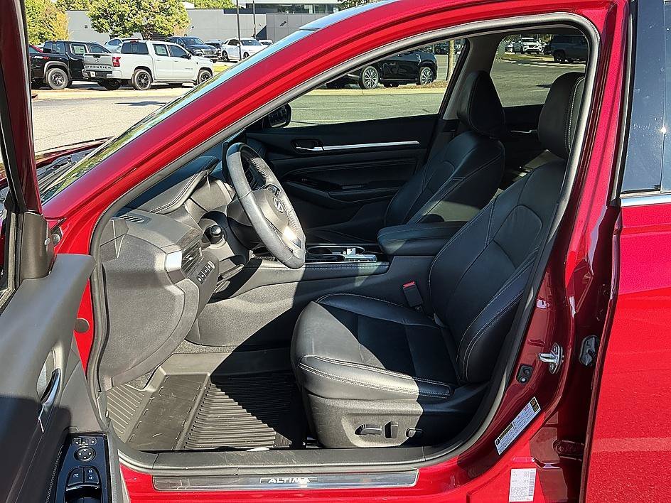 Used 2023 Scarlet Ember Tintcoat Nissan 2.5 SL image 12