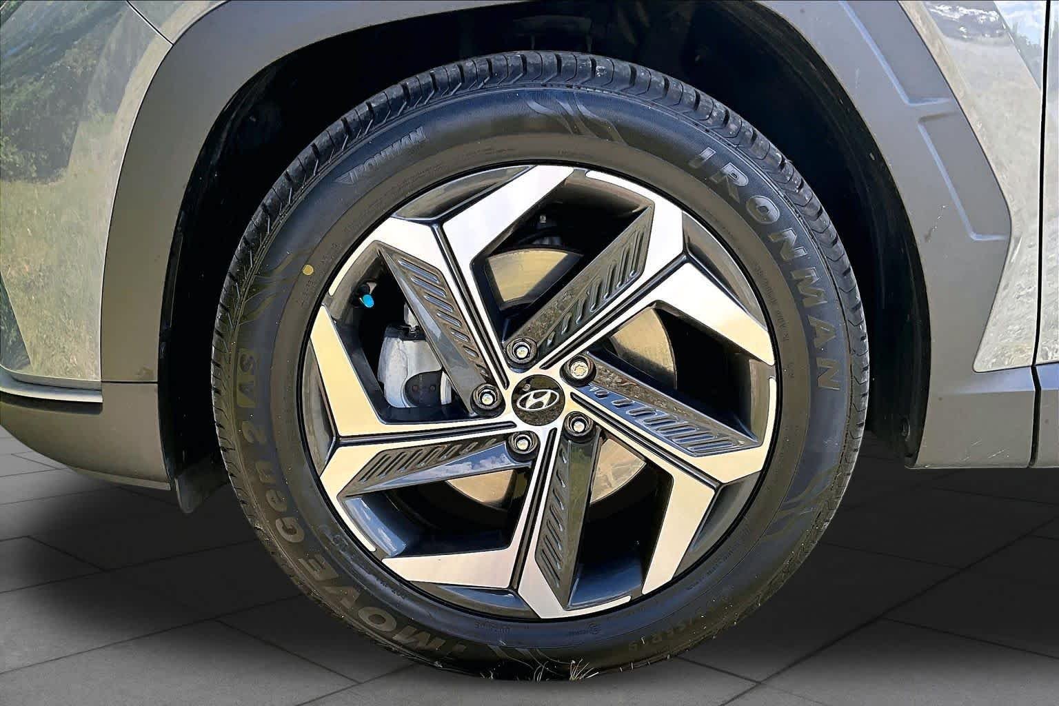 Used 2024 Hampton Gray Hyundai SEL image 11