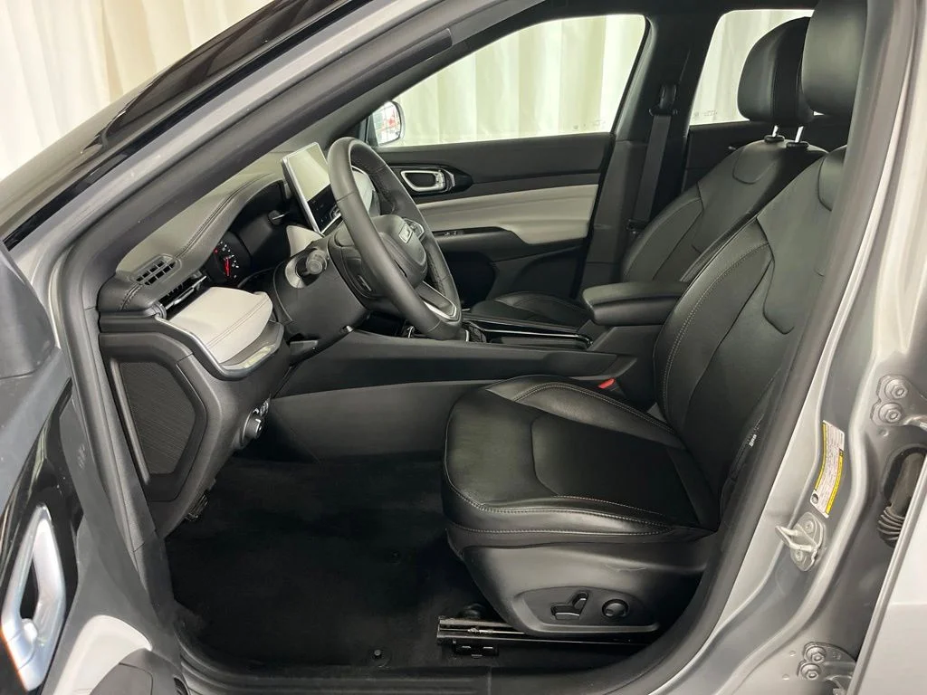 Used 2023 Silver Jeep Limited image 3