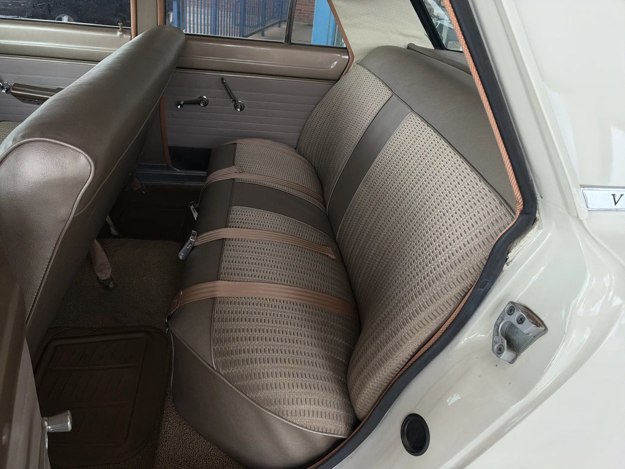 Used 1964 WHITE PLYMOUTH  image 9
