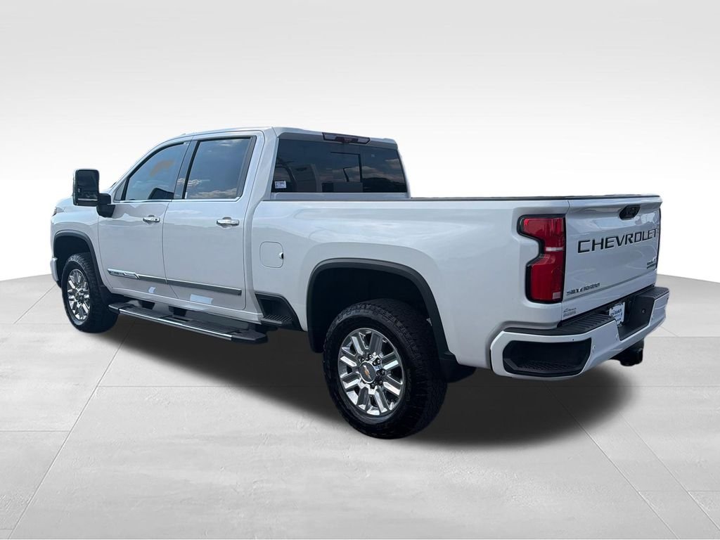 Used 2025 Beige Chevrolet High Country image 3