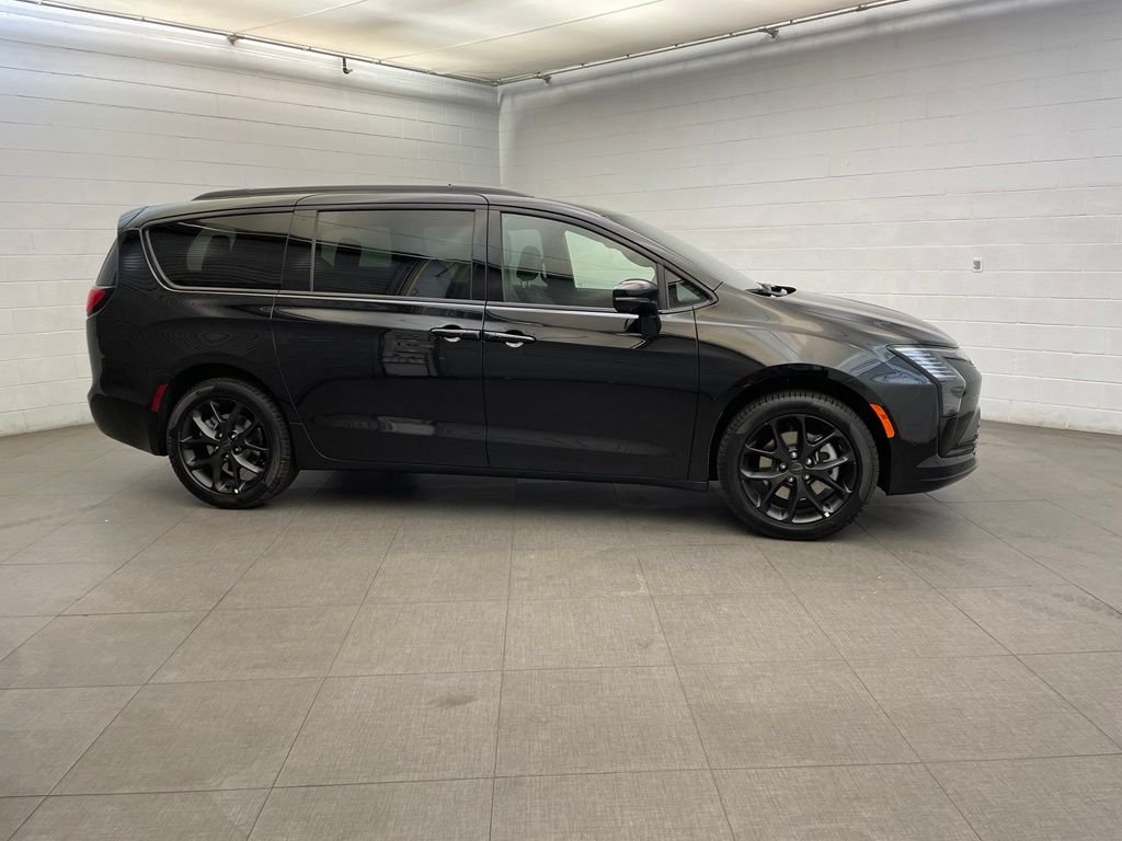 New 2027 Diamond Black Crystal Pearl-Coat Exterior Paint Chrysler Limited image 2